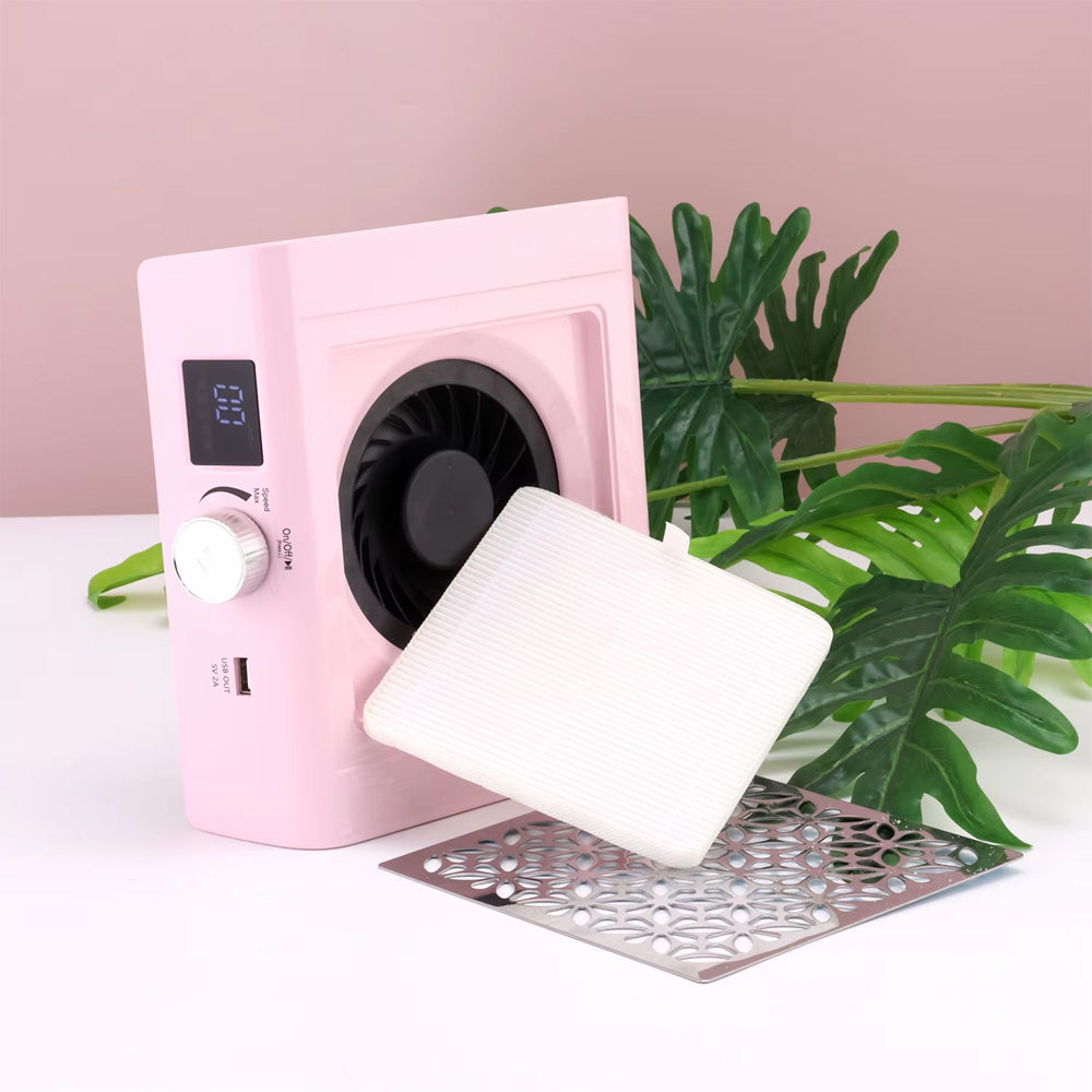 Démontage de l’aspirateur rose, montrant le filtre lavable et le ventilateur puissant à l’intérieur de l’appareil.