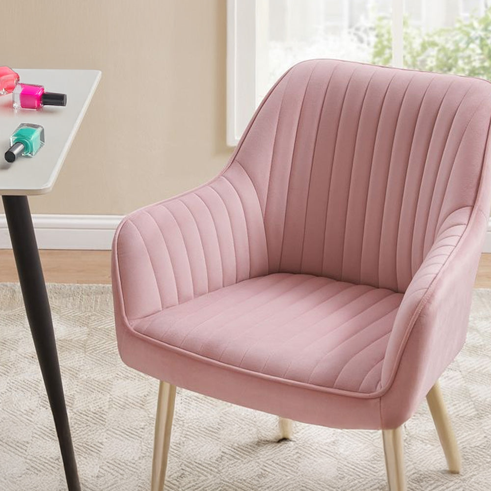 Vue rapprochée de l’assise et des accoudoirs matelassés de la chaise manucure rose, mettant en avant son confort.