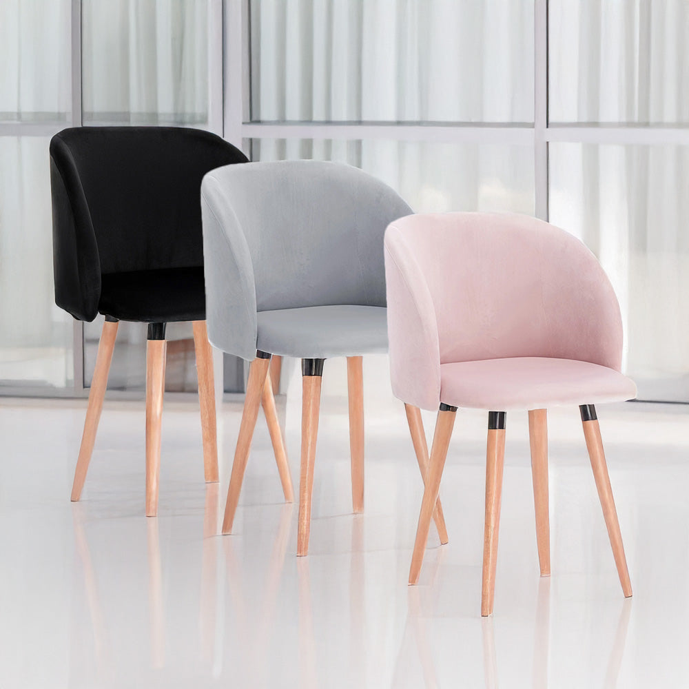 Trois chaises manucure scandinaves en velours noir, gris et rose pastel, design moderne et pieds en bois.