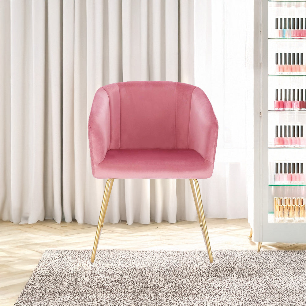Chaise manucure rose installée dans un salon esthétique, devant une étagère avec vernis à ongles.