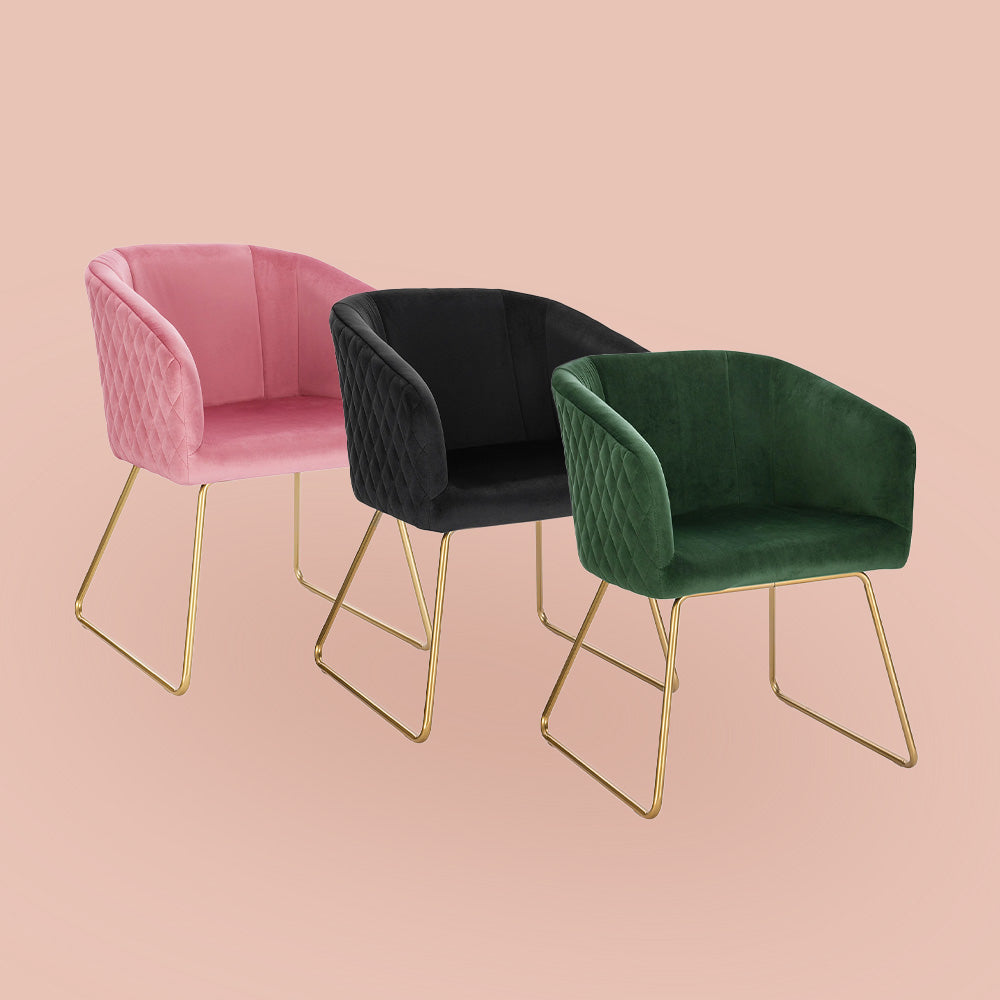 Ensemble de trois chaises manucure en velours (rose, noir, vert) avec pieds dorés, ambiance luxueuse.