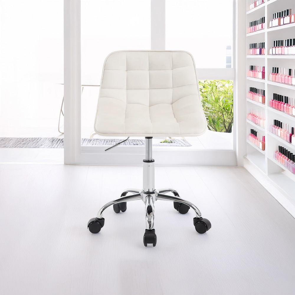Chaise blanche pivotante positionnée devant une étagère remplie de vernis à ongles colorés.