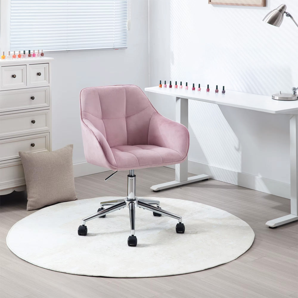 Chaise de bureau rose pastel mise en situation dans un espace lumineux, avec un bureau blanc et des flacons de vernis à ongles en arrière-plan.
