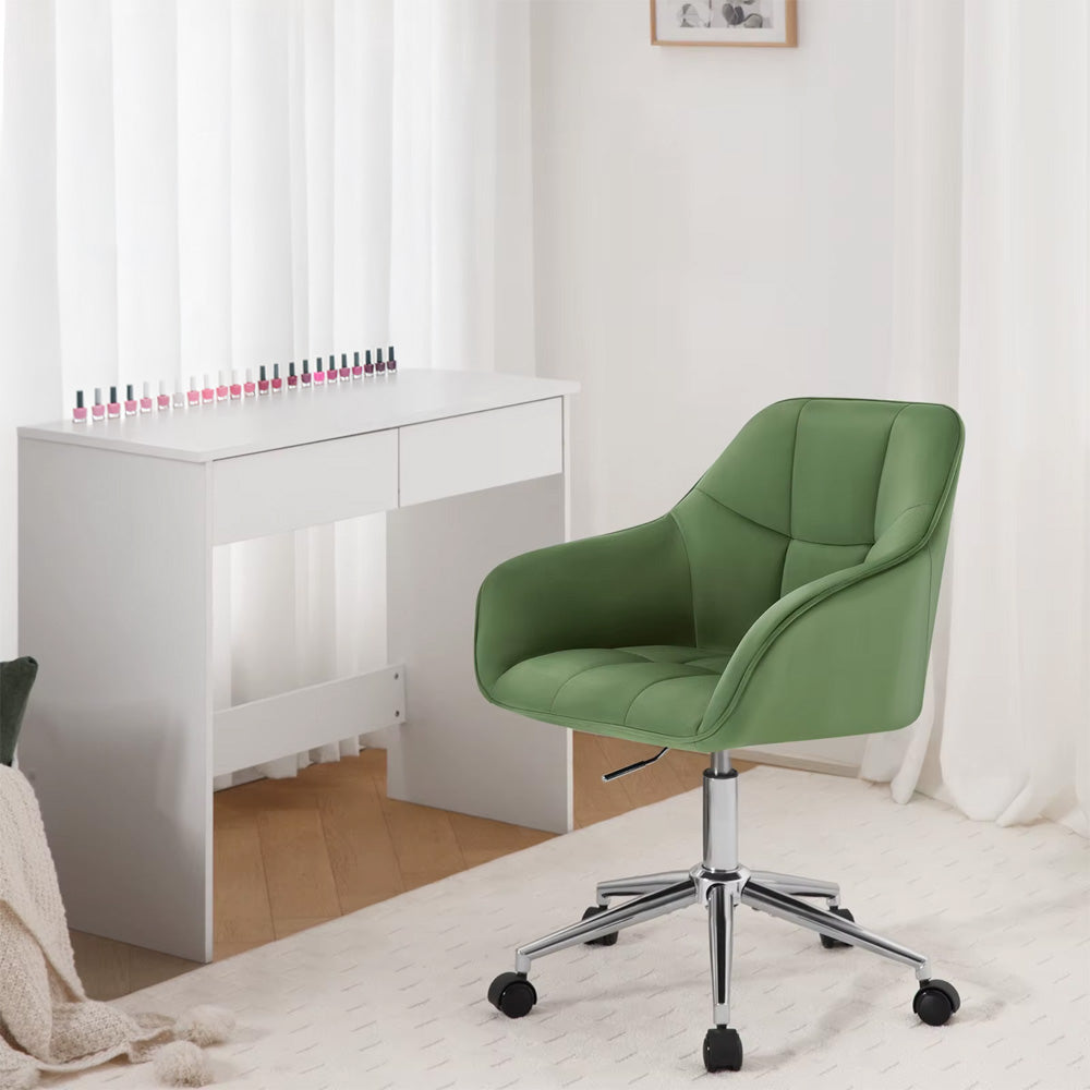 Chaise de bureau verte dans un cadre minimaliste, placée devant un bureau blanc avec des flacons de vernis soigneusement alignés.