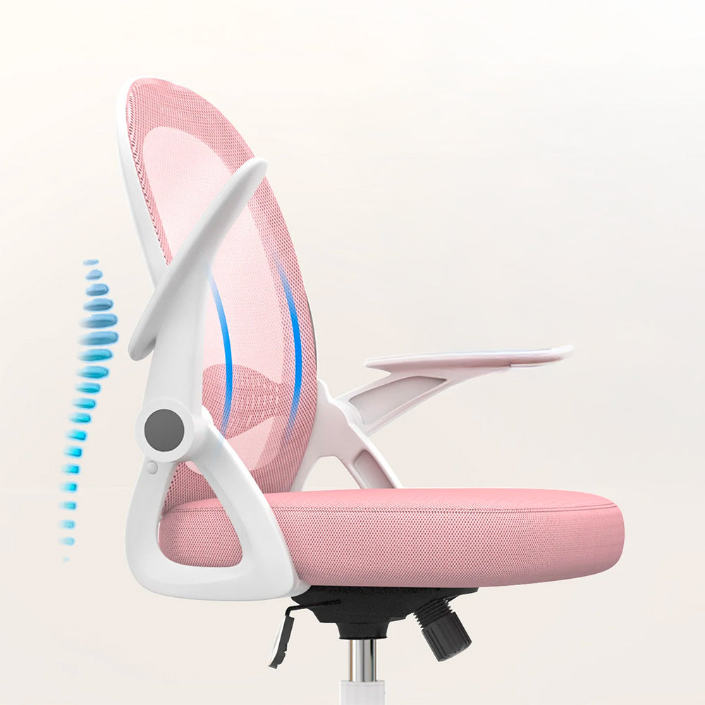 Vue latérale d’une chaise ergonomique rose pour prothésiste ongulaire, mettant en avant le soutien lombaire et l’inclinaison ajustable du dossier. Design respirant avec accoudoirs pliables pour un confort optimal.