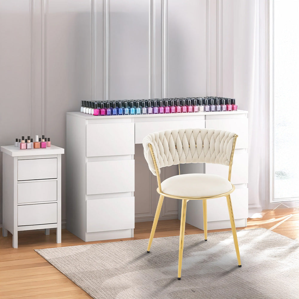 Ambiance chaleureuse avec la chaise bouclette blanche, positionnée dans un salon avec des éléments de décoration modernes.
