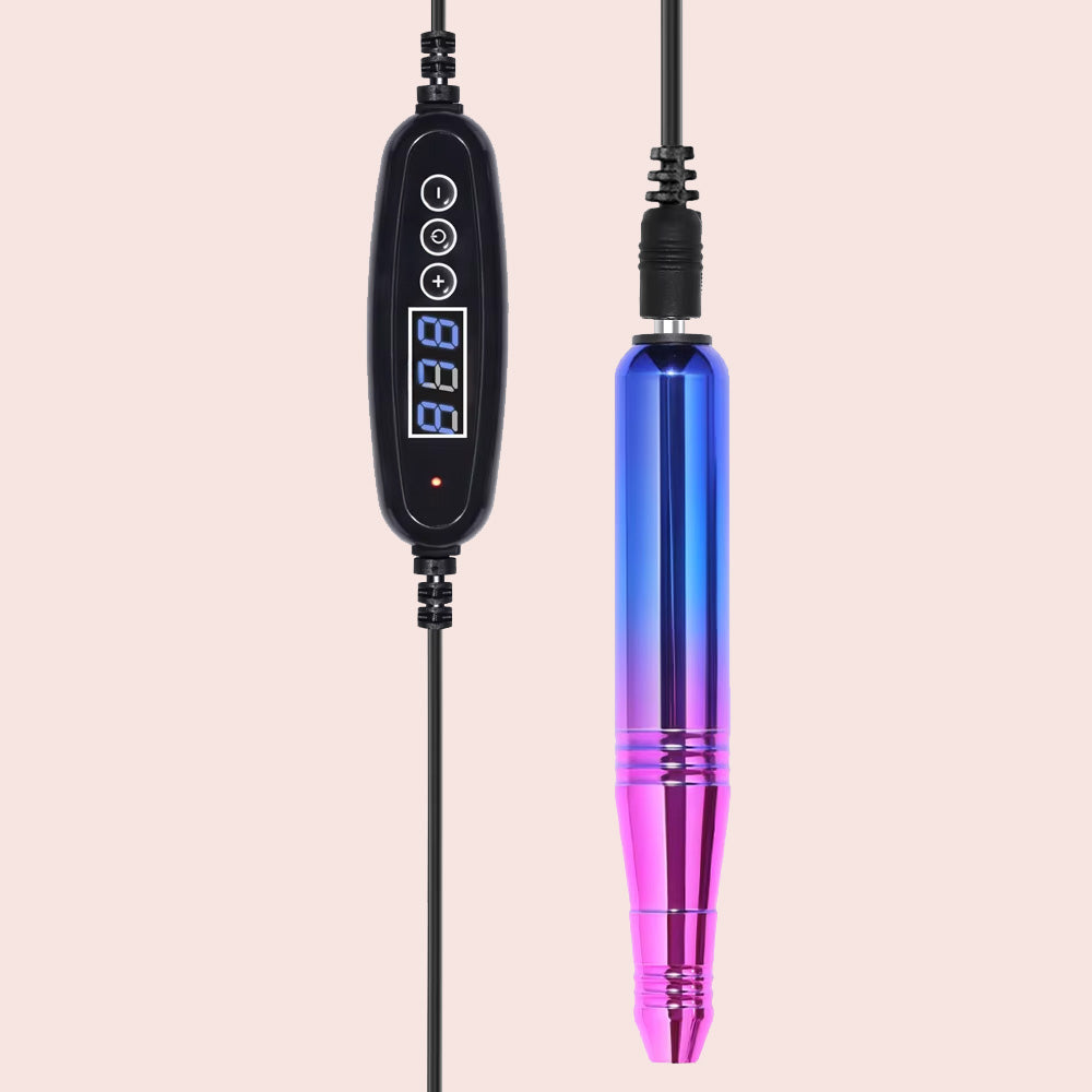 Ponceuse à ongles électrique suspendue avec son câble connecté, affichant un écran LED de contrôle pour ajuster la vitesse jusqu’à 35 000 RPM.