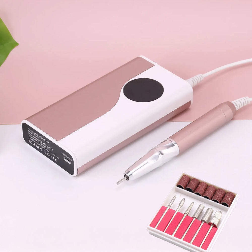 Ponceuse ongle 35000 RPM avec embouts et accessoires inclus - Gros plan sur la ponceuse avec ses embouts de ponçage et ses bandes abrasives pour manucure professionnelle.
