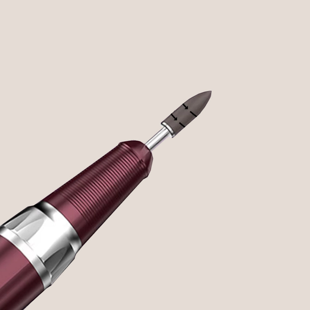 Gros plan sur la tête de ponçage de la ponceuse à ongles électrique sans fil bordeaux, mettant en avant sa précision et sa conception ergonomique pour un usage professionnel.