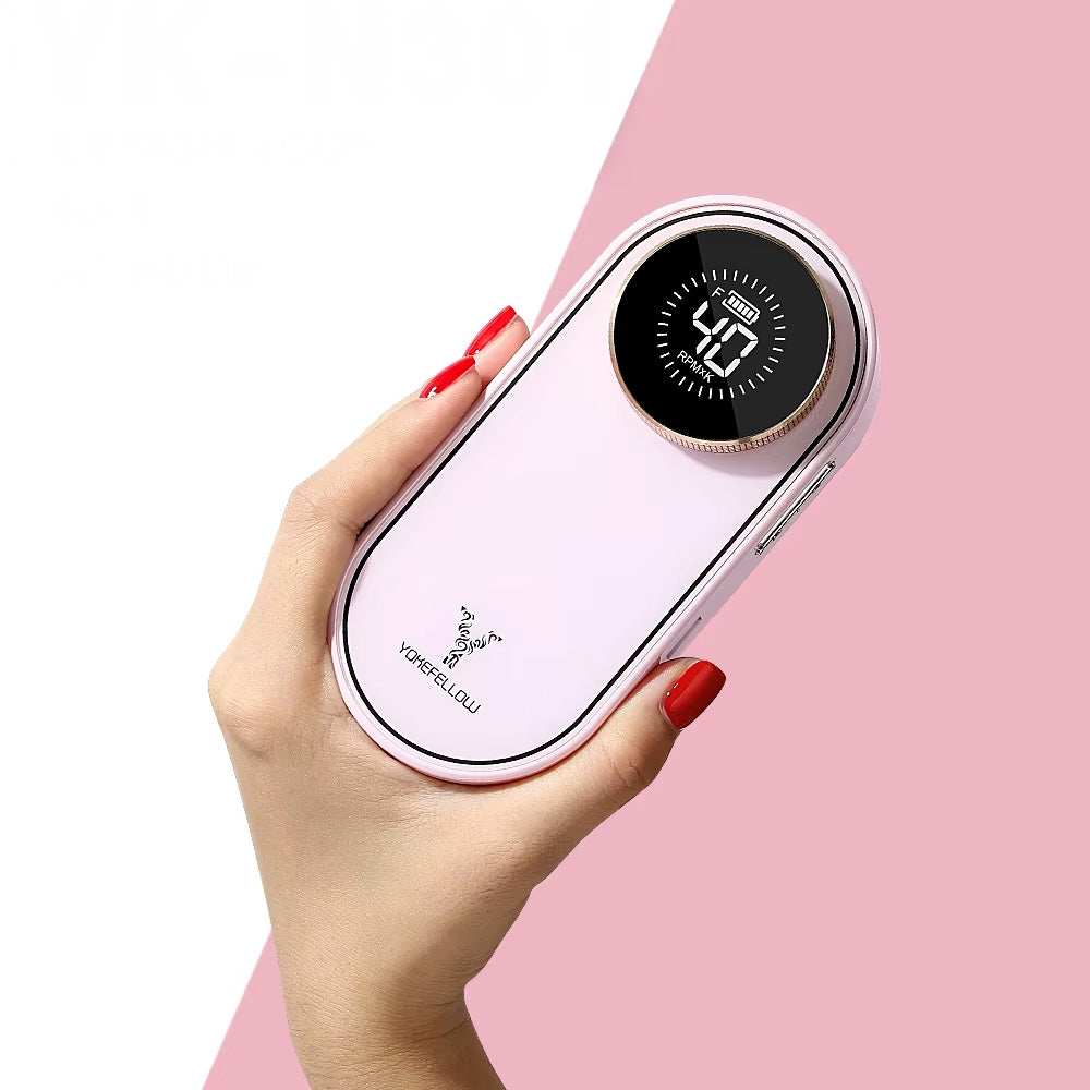 Ponceuse à ongles 40000 RPM tenue en main, mettant en avant sa compacité et son design ergonomique idéal pour les professionnels et amateurs.