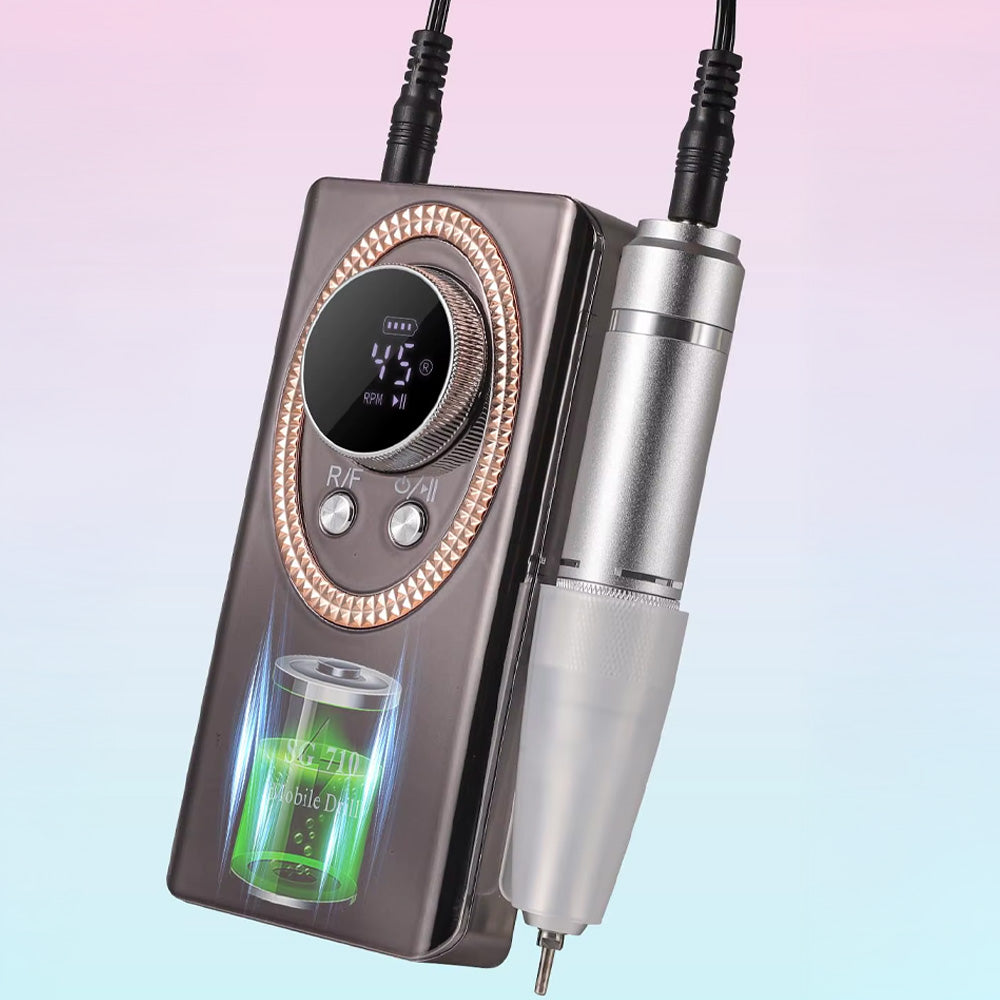 Ponceuse à ongles portable en noir métallisé, avec un effet lumineux sur la batterie affiché sur l’écran LCD, mettant en avant son autonomie et son design moderne.