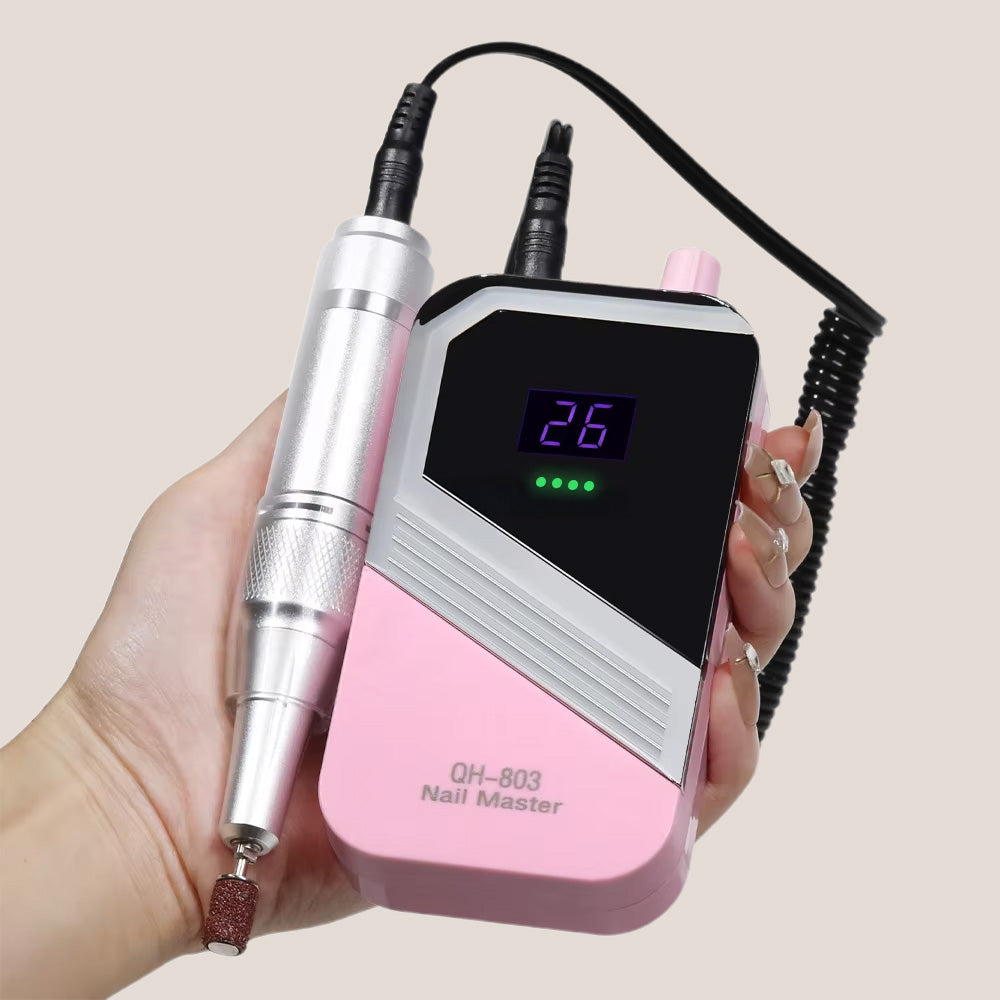 Ponceuse à ongles 45 000 RPM tenue en main, affichant une vitesse réglable de 26 000 RPM sur l’écran LED, illustrant sa maniabilité et sa prise en main ergonomique.