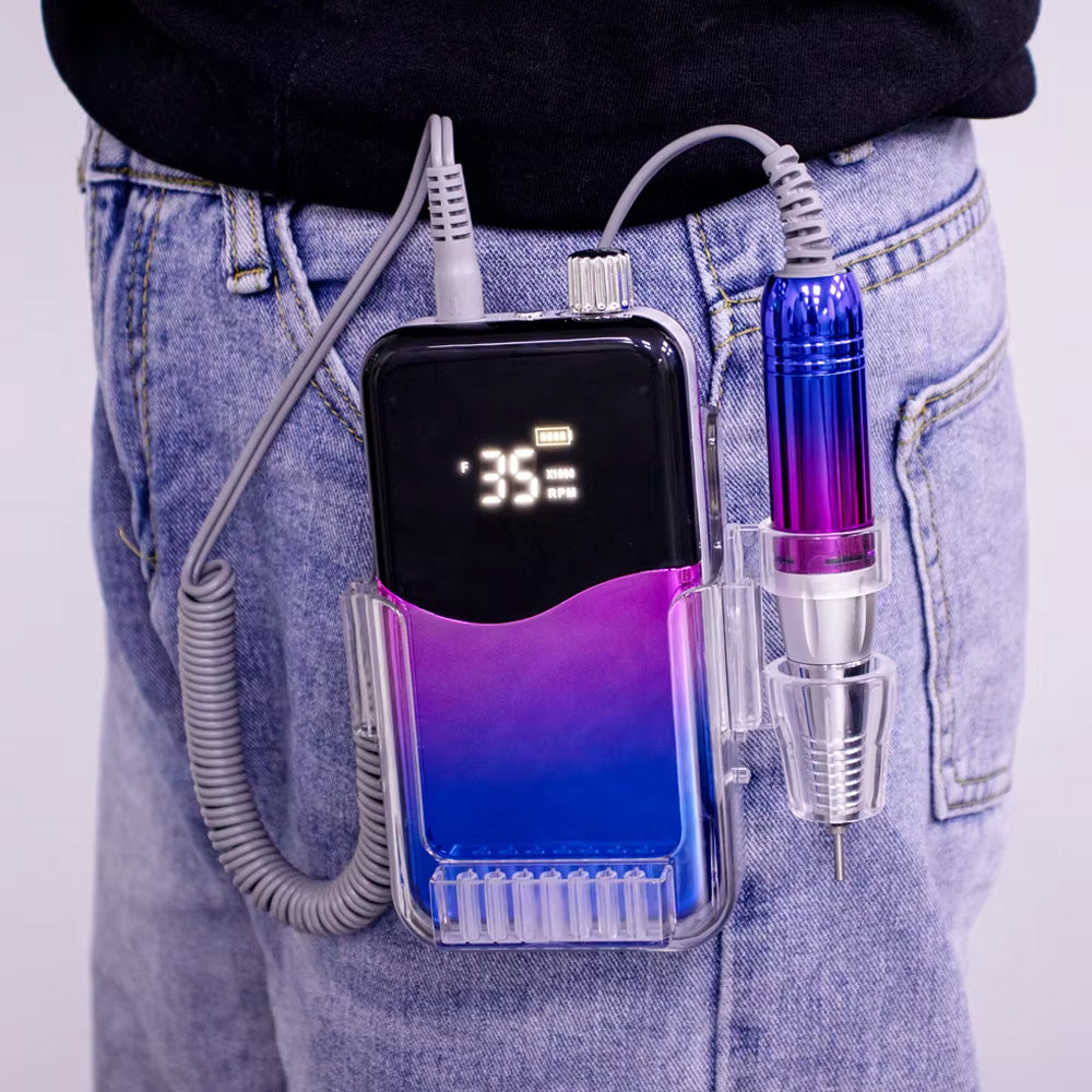 Ponceuse à ongles portable 35000 RPM attachée à la ceinture d'une personne, montrant sa portabilité et son support transparent permettant de ranger la pièce à main.