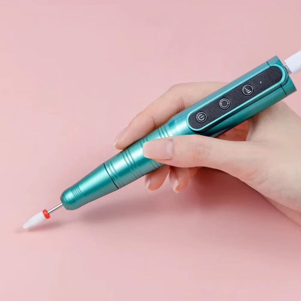 Gros plan sur la ponceuse à ongles vert métallisé 35000 RPM, tenue en main, mettant en avant sa prise ergonomique et ses boutons de contrôle intuitifs.