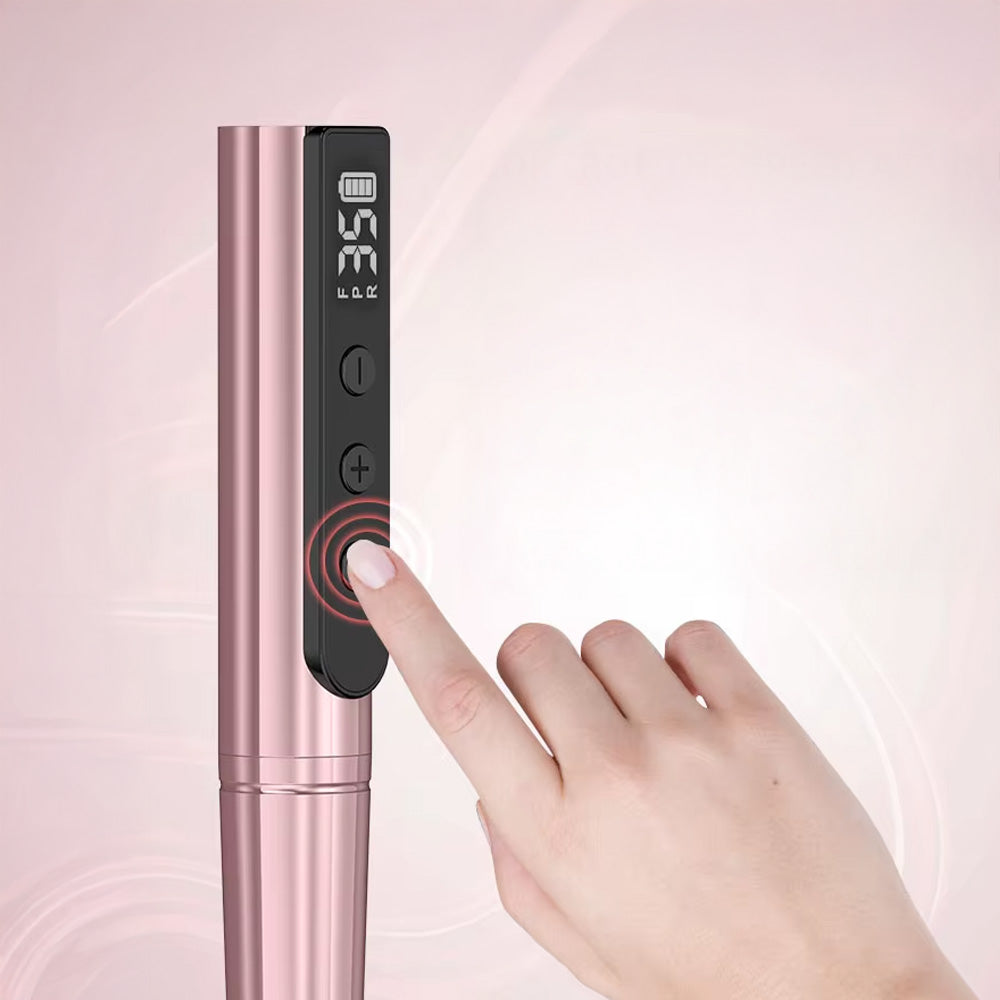 Gros plan sur l’écran LED de la ponceuse à ongles rose, avec un doigt appuyant sur le bouton d'allumage, illustrant son interface tactile intuitive.