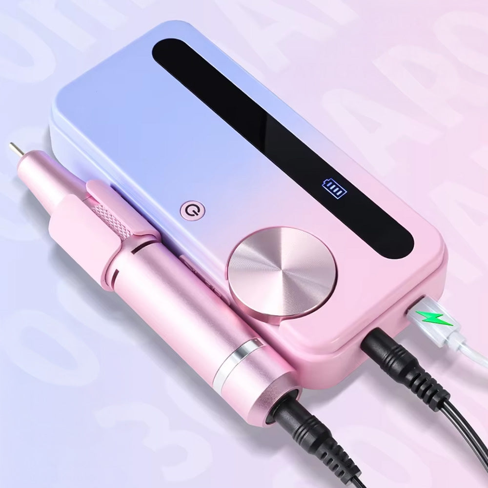 Ponceuse à ongles portable 35000 RPM en charge, avec un écran affichant l’état de la batterie, soulignant son aspect rechargeable et sans fil pour une utilisation facile.