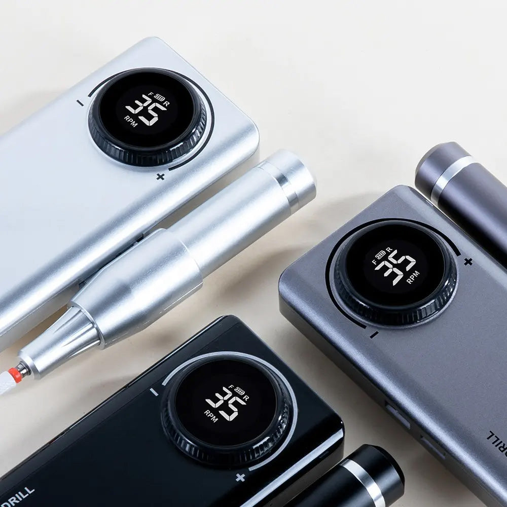 Vue rapprochée de trois modèles de la ponceuse Yoke Fellow en noir, gris et argenté, mettant en avant leur finition métallique et leur écran digital.
