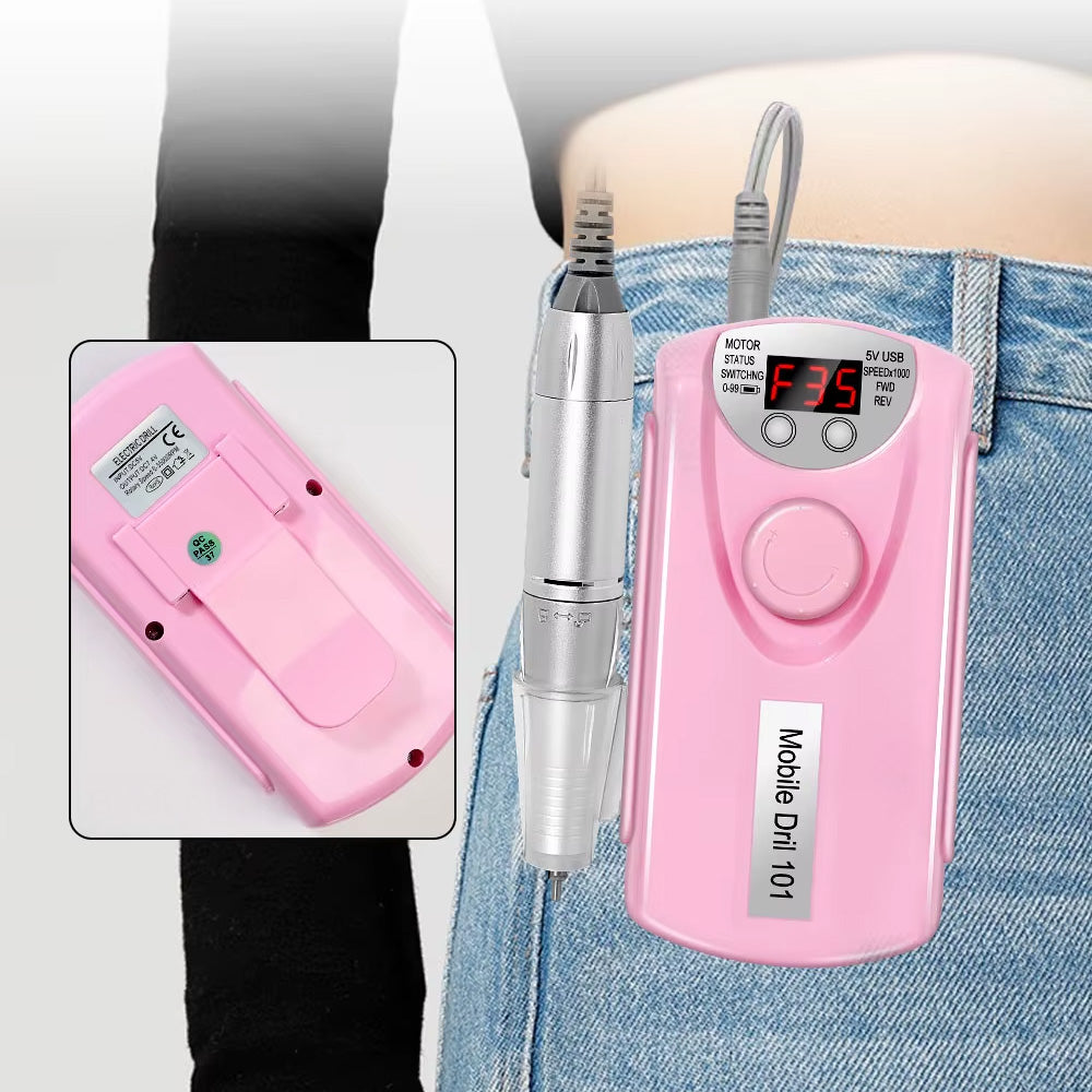 Ponceuse à ongles sans fil 35000 RPM attachée à la ceinture d’une personne grâce à son clip arrière, illustrant sa portabilité et sa praticité.