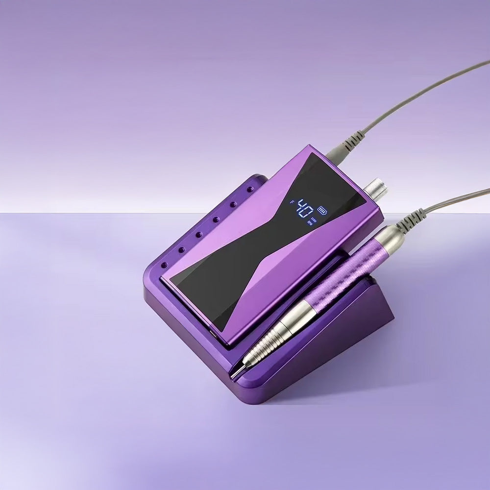 Ponceuse à ongles violette 40000 RPM en gros plan, avec affichage LED et base de recharge pour une utilisation sans fil.