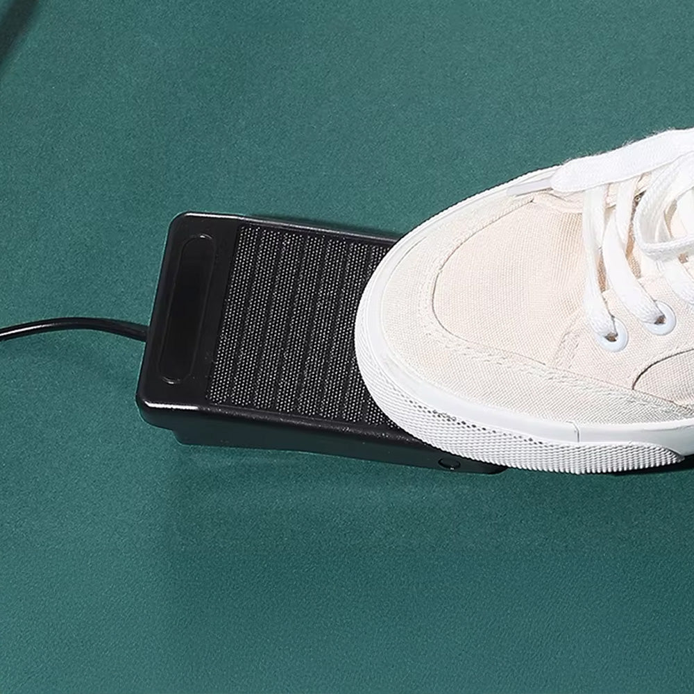 Gros plan sur la pédale de commande de la ponceuse à ongles, actionnée par un pied chaussé d’une basket blanche, mettant en avant la fonction de contrôle au pied pour un usage mains libres.
