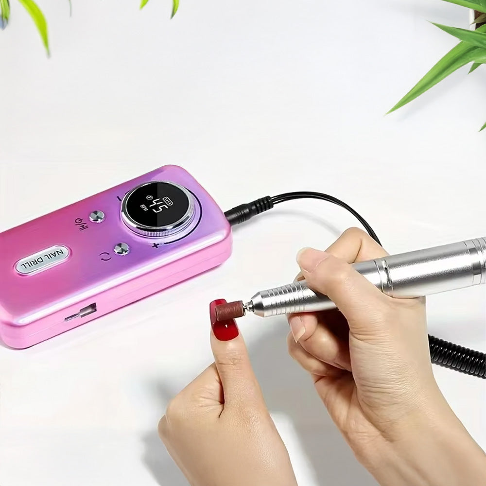 Ponceuse à ongles 45000 RPM en cours d’utilisation sur un ongle rouge, démontrant sa précision et sa vitesse de rotation pour un limage efficace.