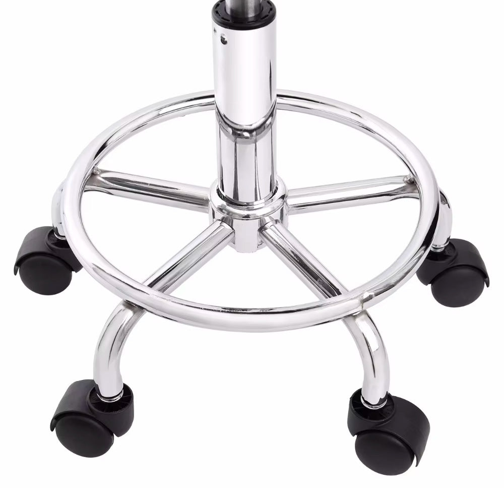 Gros plan sur la base chromée d'un tabouret ergonomique à roulettes, mettant en avant sa structure robuste et son repose-pieds circulaire pour un confort optimal.