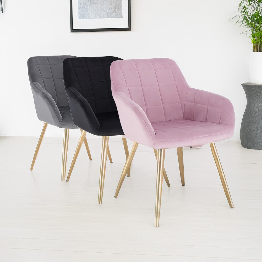 Ensemble de trois chaises manucure matelassées en rose, noir et gris, mises en scène dans un salon épuré.