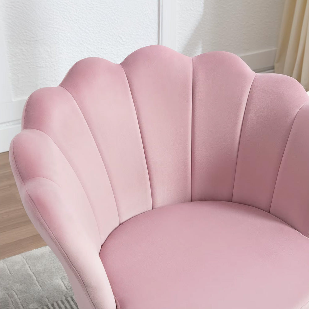 Femme assise sur une chaise manucure rose avec dossier coquillage, lisant un magazine dans un salon esthétique avec vernis à ongles en arrière-plan.