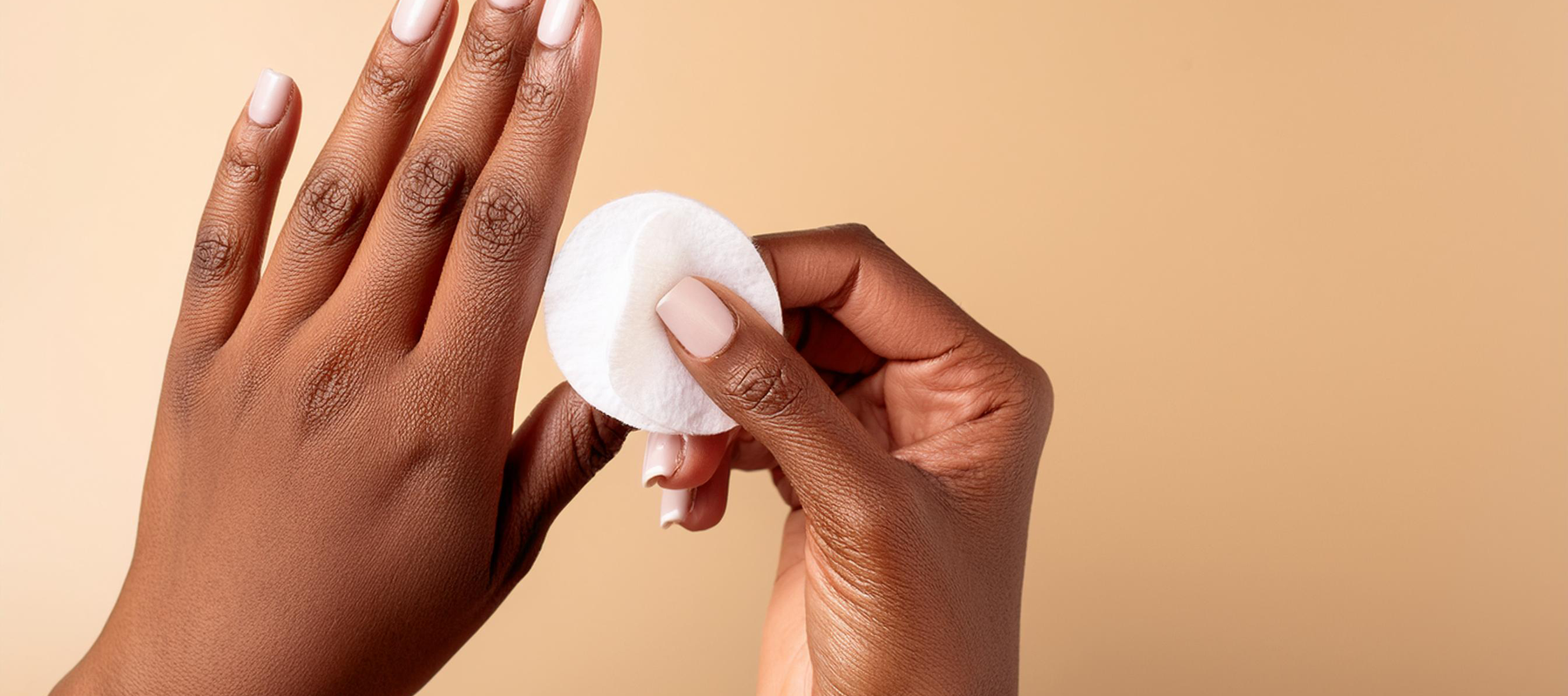 Une femme applique de l'acétone pour vernis semi permanent