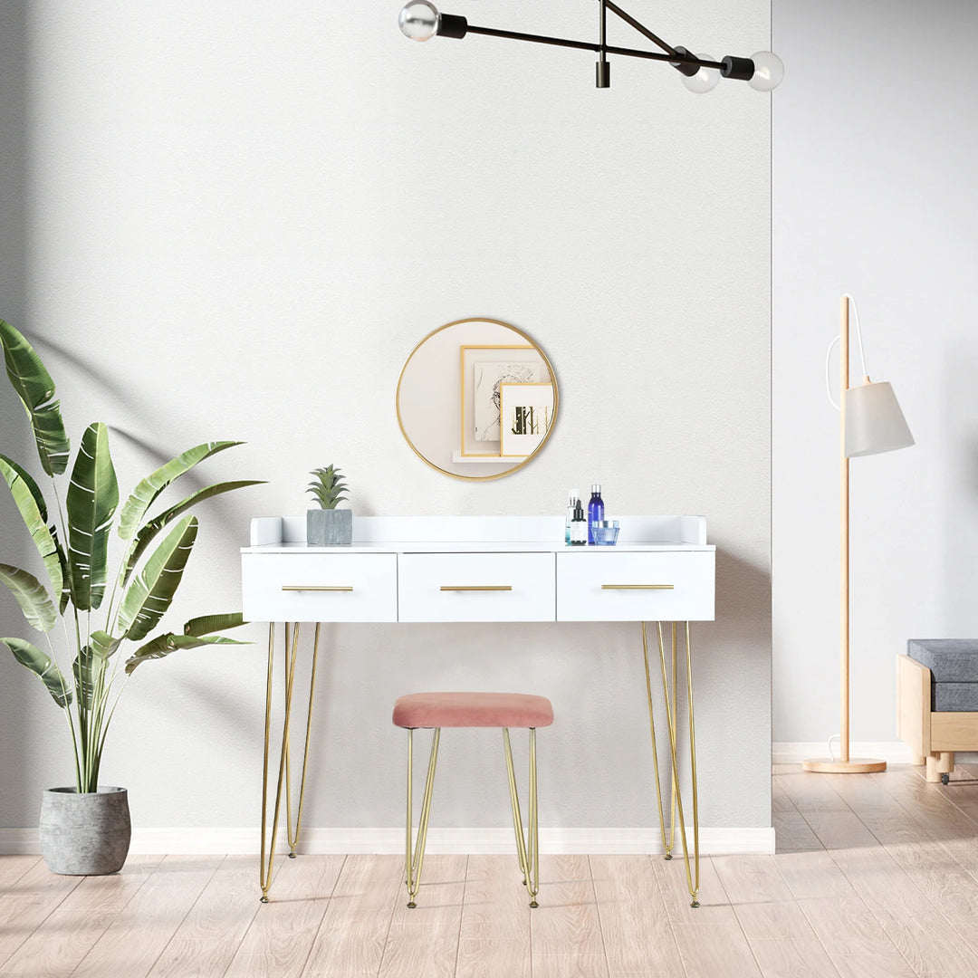 Table manucure professionnelle design en blanc et or