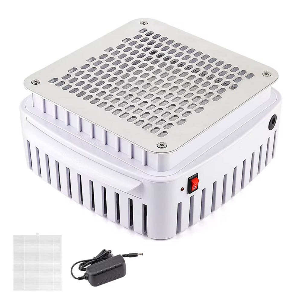 Vue de l’aspirateur à ongles 13W compact et silencieux avec grille en acier inoxydable, bouton d’alimentation rouge, filtre visible et adaptateur secteur inclus.