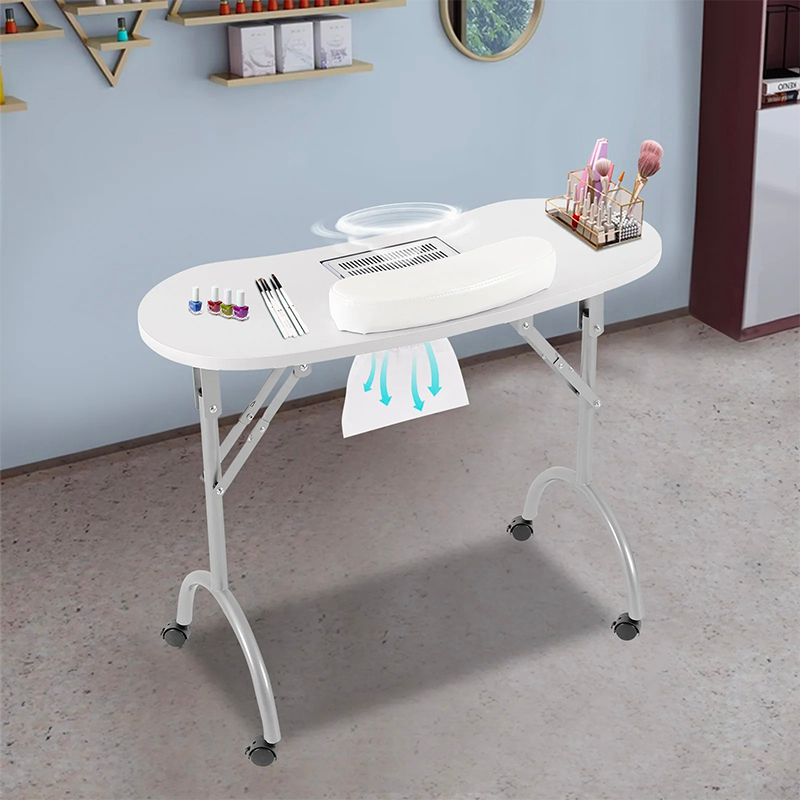 Table manucure pliable blanche dans un institut de beauté