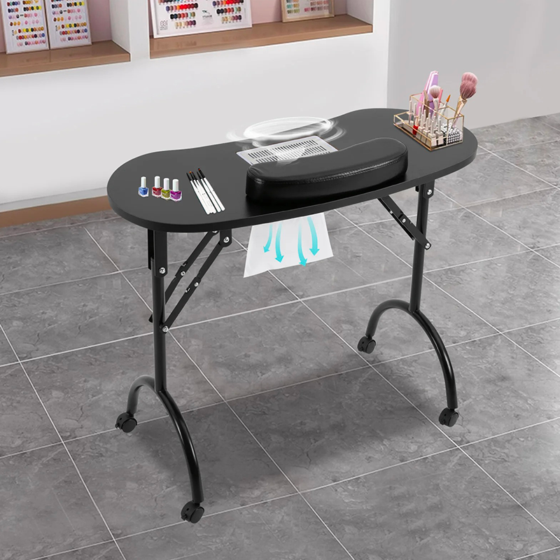 Table manucure pliable noire dans un décor d'institut de beauté avec un carrelage gris