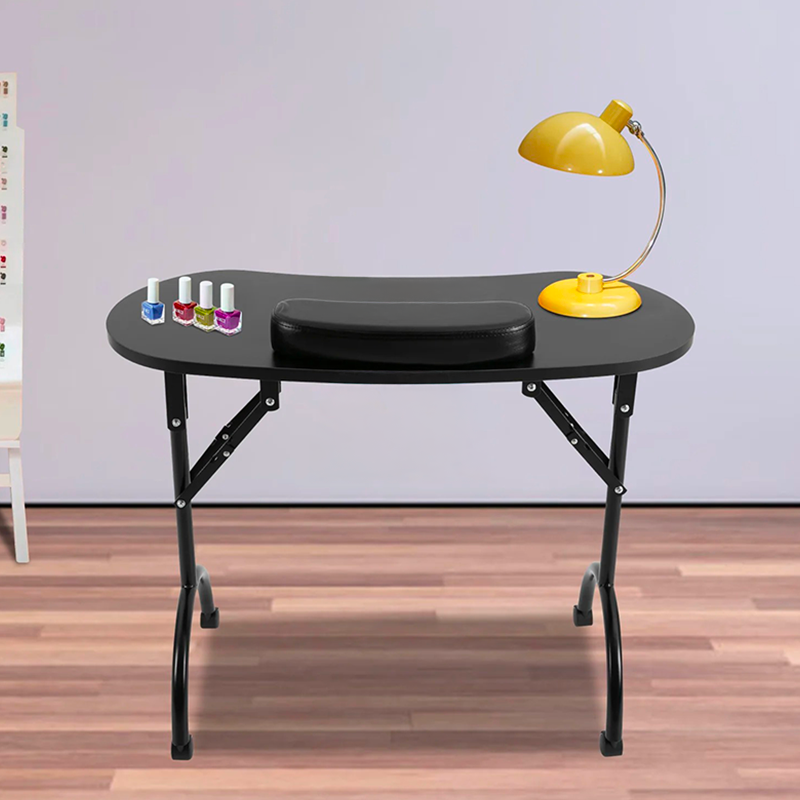 Table manucure pliable noire vue de face dans un salon avec parquet